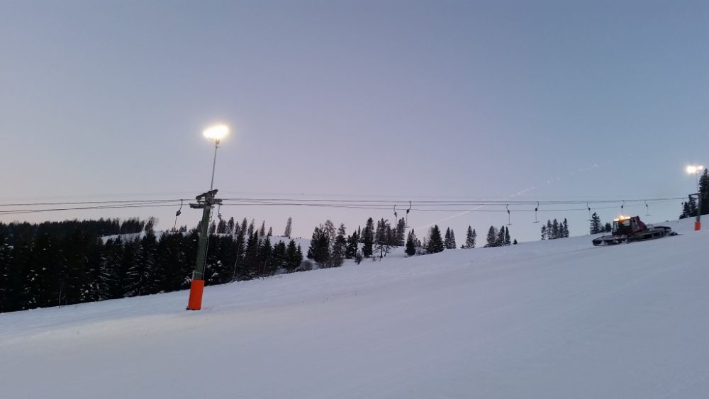 zjazdovka stožiar osvetlenie lyžiarskej zjazdovky