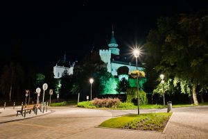 LED úsporné moderné verejné osvetlenie bojnice námestie hrad